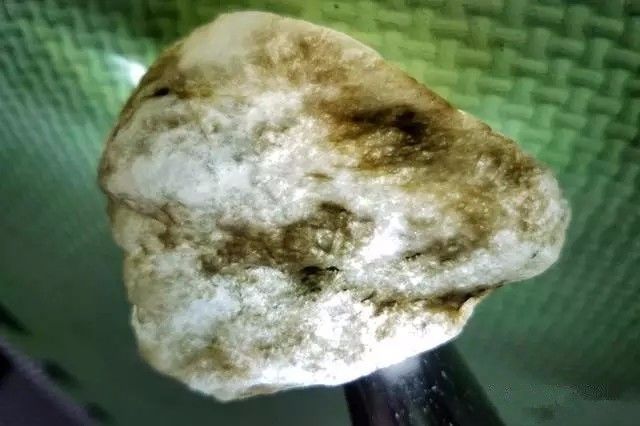 极品玻璃种翡翠原石，别看个头那么小，浓缩才是精华  第4张