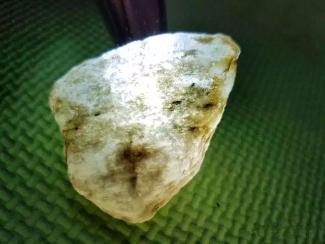 极品玻璃种翡翠原石，别看个头那么小，浓缩才是精华  第5张